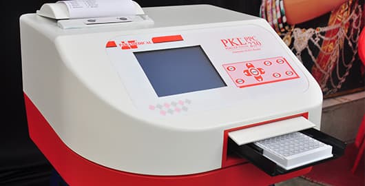 Tecnico Paramedical durante un intervento di assistenza su strumentazione da laboratorio